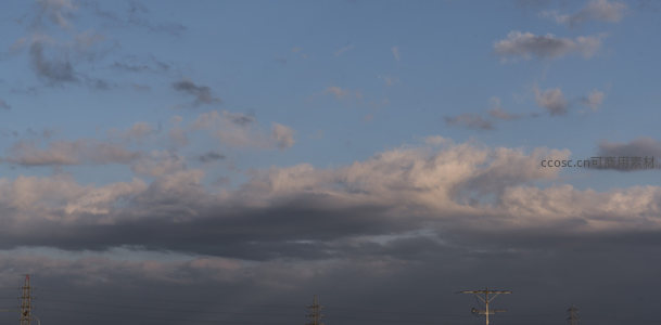 蓝调天空下的流云飞舞