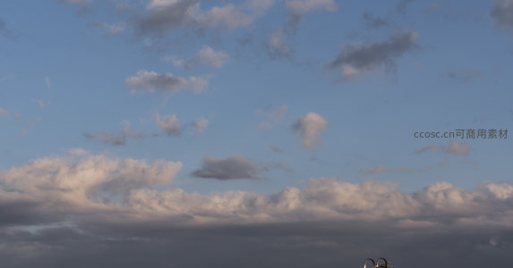 云海翻腾映霞光万丈