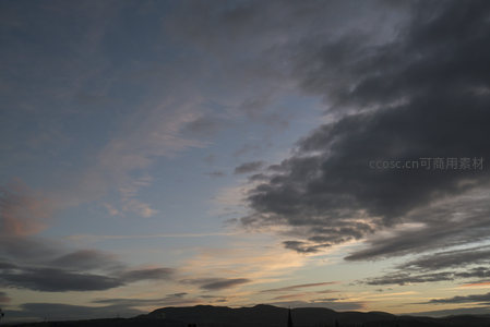暮色苍穹云海翻涌山峦剪影