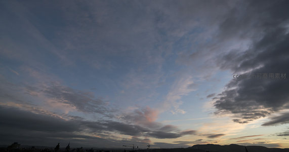 城市边缘暮云低垂染霞光