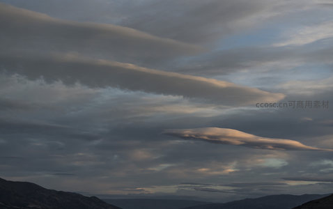 山巅之上透镜云如刀锋悬空