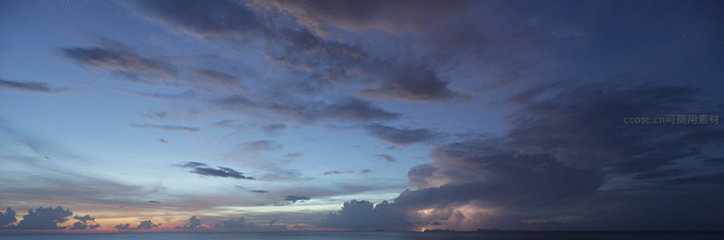 暮色海天，云层翻涌如画