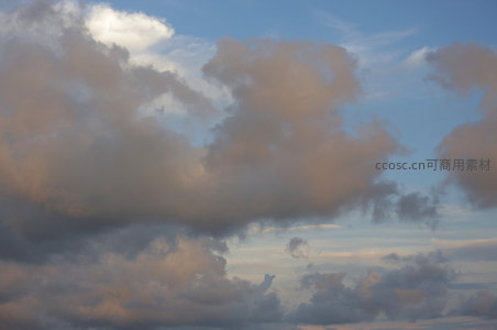 暖阳穿云，温柔洒满天际