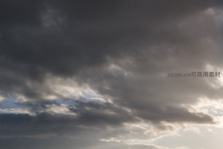 乌云压顶，阳光撕裂天幕