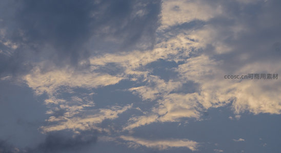 薄云轻舞，霞光织就天幕锦缎