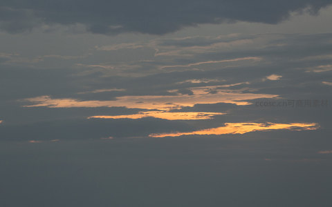 云层缝隙透出金色夕阳余晖