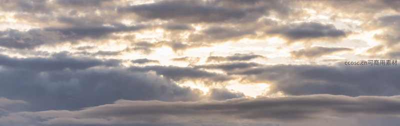 阳光穿透云隙的金色时刻