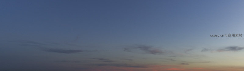 天际渐染，晚霞轻抚云丝飘逸