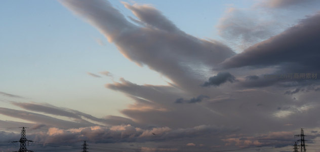云翼舒展映斜阳，铁塔剪影衬苍穹