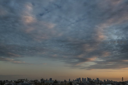 云覆城廓暮色沉，天际霞光映楼群