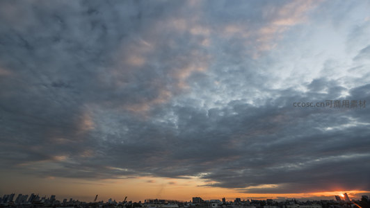 夕阳西下云卷云舒，城市剪影映霞光