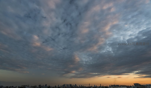 暮色苍穹云霞绚烂，城市轮廓渐隐于光晕