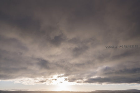 乌云裂隙透金光，大地苍茫待雨来
