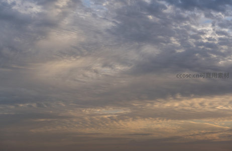 云海翻腾染霞色，暮光温柔覆长空