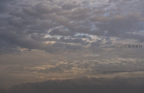 灰云低垂笼四野，暮霭沉沉锁天边