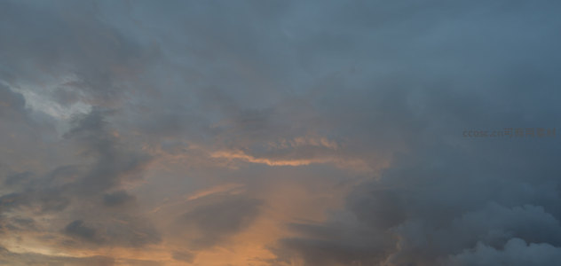 云涛翻滚，暮色如熔金倾泻