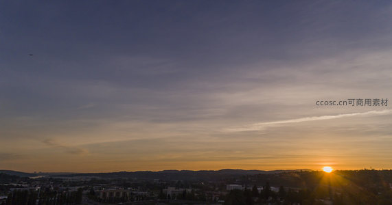 高空俯瞰日落时分的城市剪影