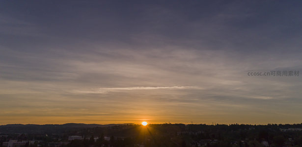 金色日落笼罩下的城市边缘
