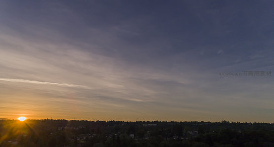 夕阳余晖映照城市林立轮廓