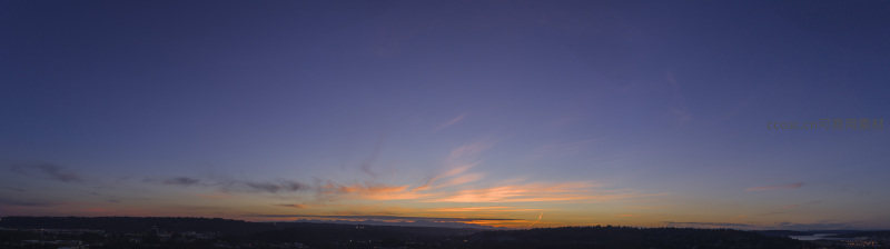 城市边缘的紫金晚霞全景图