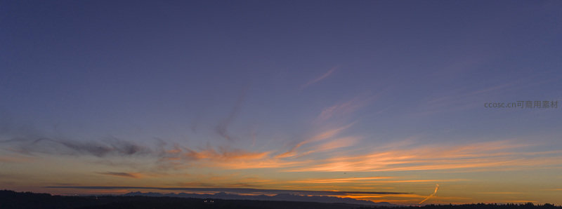 远山剪影与流云飞霞的黄昏交响