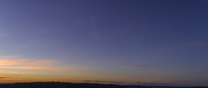 黄昏天幕，紫蓝渐变如梦