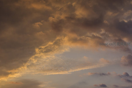 金辉云海，夕阳点燃苍穹