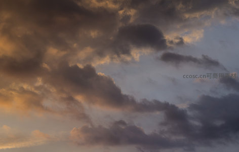 暮云沉沉，光影交错成画