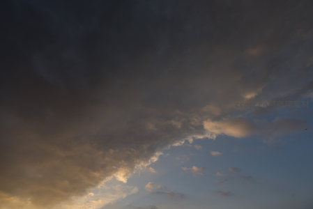 暮色苍穹，云海翻涌如墨染天幕