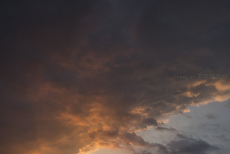 霞光穿透乌云，绘就绚烂黄昏画卷