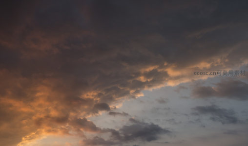 火烧云铺满天际，暮色温柔如画