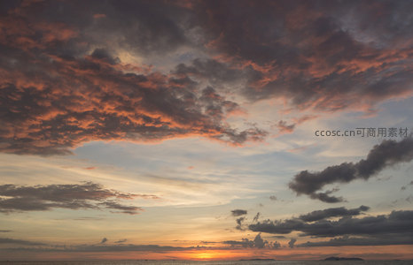 海天一色处，晚霞与云共舞于天际