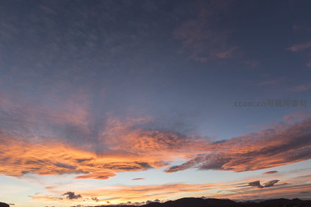 霞光万丈染天际，山峦静默迎朝晖