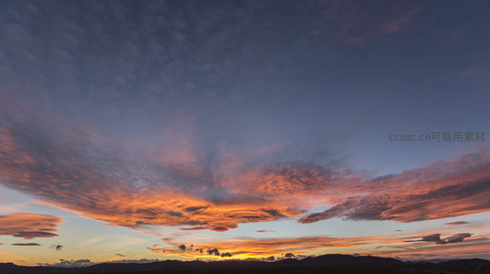晨曦初现云海涌，大地苏醒万物生