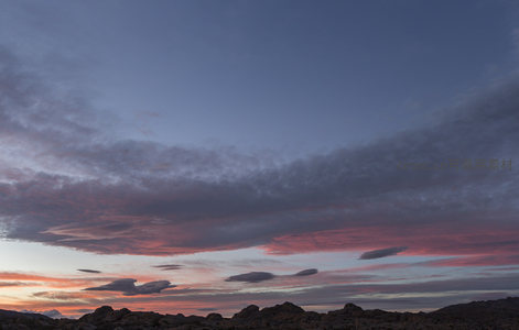 暮色苍茫云霞舞，荒原寂寥石影斜