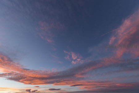 流云飞渡染霞色，天际如画梦无垠