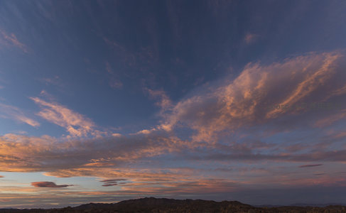 云卷云舒映霞光，山河万里共辉煌