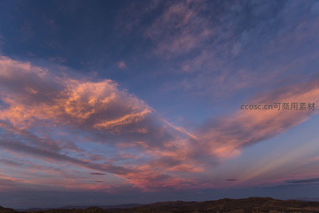 霞光万丈染云海，山峦静默映苍穹