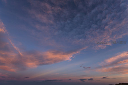 暮色苍穹云卷舒，粉紫流光醉人心