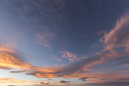 夕阳余晖洒天际，云霞如锦绘长空