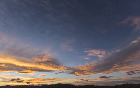 霞光漫天云作画，山影沉沉衬晚空