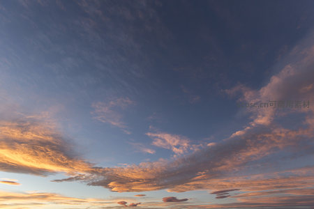天幕流金溢彩，云卷云舒绘夕照