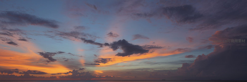 海天一色霞满天，云涛翻涌映夕颜