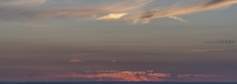 霞光云影共绘天幕画