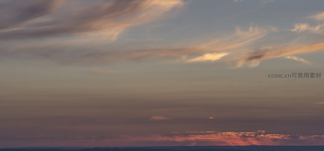 夕阳西下云如绸，金粉漫天映苍穹