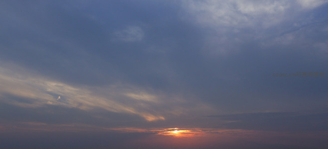 云层缝隙透金光，日落时分最温柔