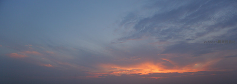 火烧云染半边天，橙红渐变如画卷