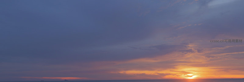 海天相接日沉沦，霞光万道映归帆