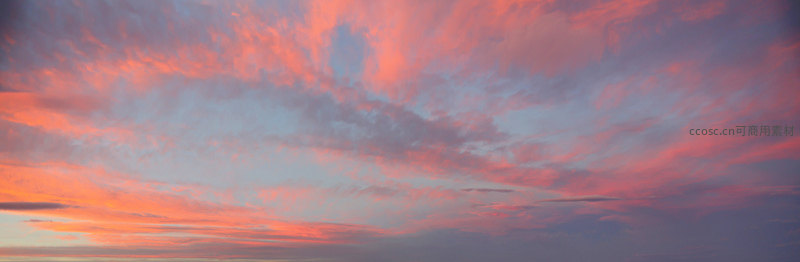 绚烂晚霞铺满天，云海翻腾如画卷