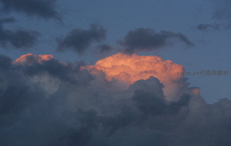 暮色云海涌，霞光映苍穹